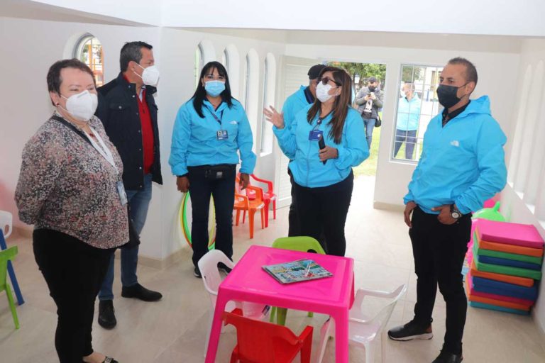 El director de la Caja de Compensación Familiar de Nariño, Luis Carlos Coral Rosero, la Subdirectora de Servicios Sociales, Olga Alicia Vásquez Martínez, el Subdirector de Infraestructura, Víctor Morán, la administradora del Parque Infantil, Andrea Burbano y el delegado de la Super-Intendencias, Felipe Hernández Ruiz.