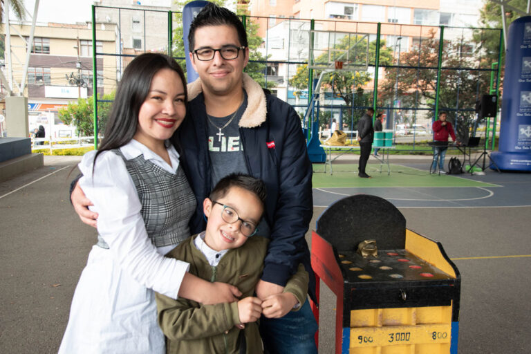 Familia en recreando a papá